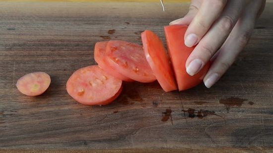Нарезаем томаты ломтиками и выкладываем сверху