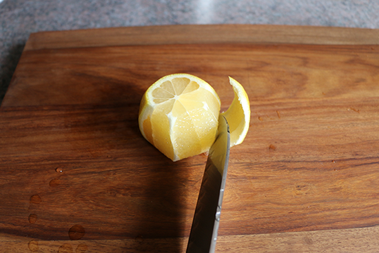 Лимон очищаем от кожуры и цедры, нарезаем кружочками