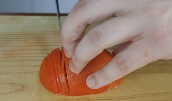 Полукольцами режем помидоры