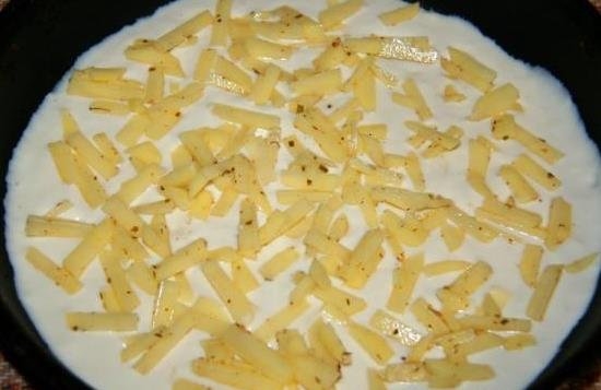 Заливной пирог на кефире с консервами: слои