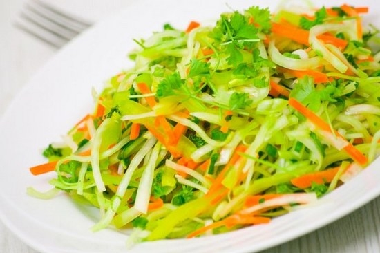Легкий салат из зеленой редьки с морковью