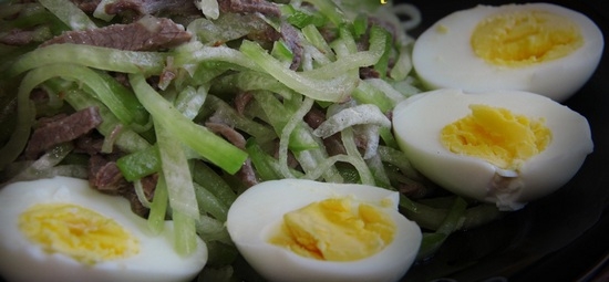 Салат из зеленой редьки с яйцом