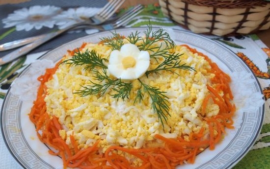 Салат с корейской морковкой и курицей слоями