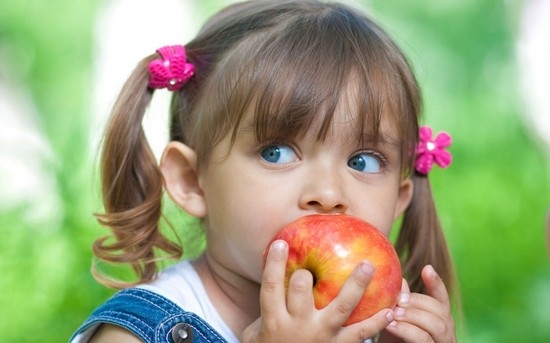 Как устранить неприятный запах изо рта у малышей?