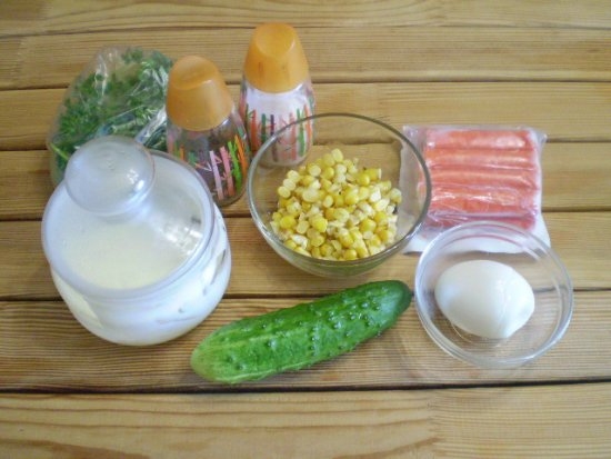 Салат с крабовыми палочками и кукурузой, огурцом: состав
