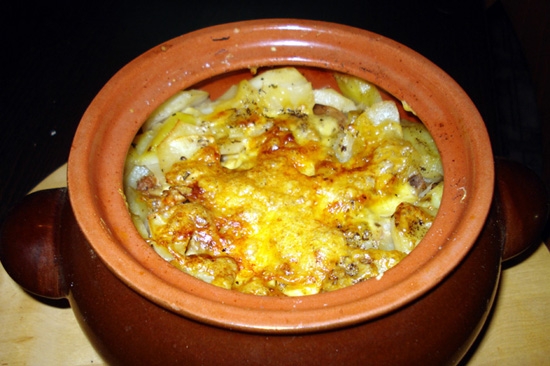 Пикантная картошка в горшочках с мясом и сыром