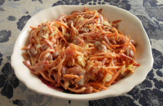 Салат с копченой курицей и корейской морковью, и фасолью