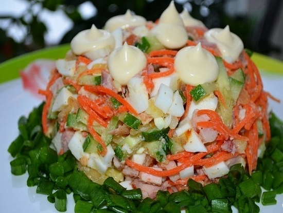 Изысканный салат с копченой курицей и морковью по-корейски