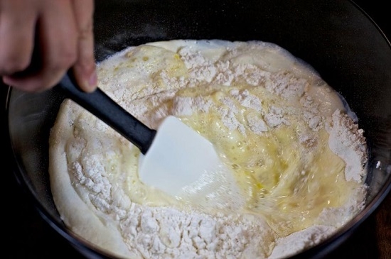 Пирожки с капустой, жаренные на сковороде: приготовление теста
