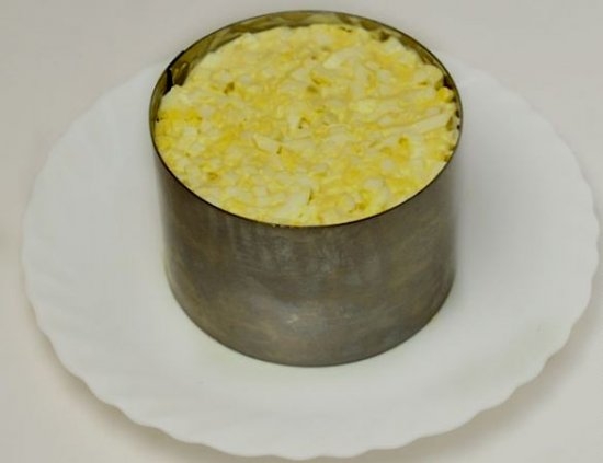 Яйцо, ананас, крабовые палочки, сыр, десертная кукуруза