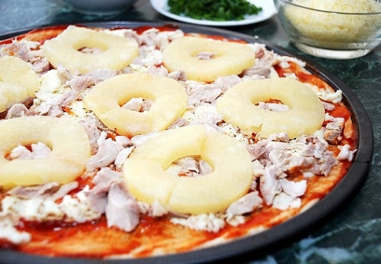 Пицца с ананасами и курицей: приготовление начинки