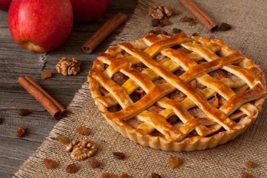 Песочный пирог с яблоками в духовке