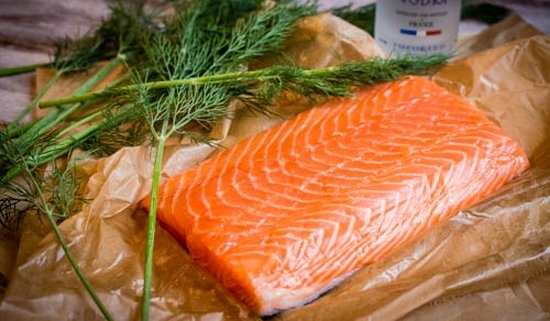 Как засолить лосося в домашних условиях с зеленью