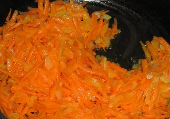 Лук мелко режут, морковь натирают на терке и пассеруют