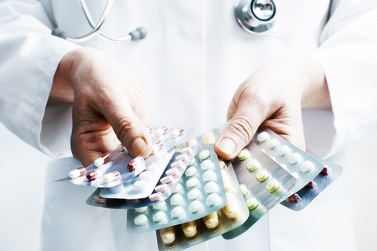 При выявлении нехватки эстрогена врачи чаще всего сразу прописывают гормональные препараты