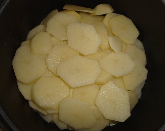 Картофель очищаем и нарезаем