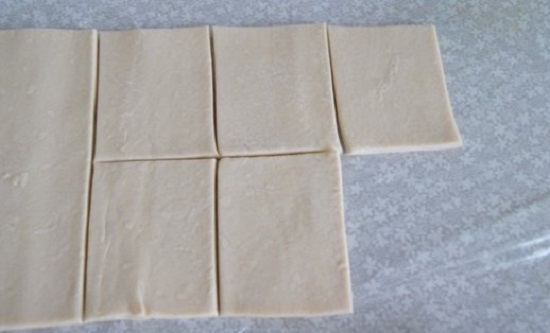 Раскатываем тесто и разрезаем его на одинаковые квадраты