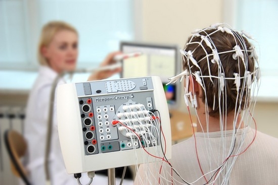 Какие проблемы в работе мозга помогает обнаружить ЭЭГ