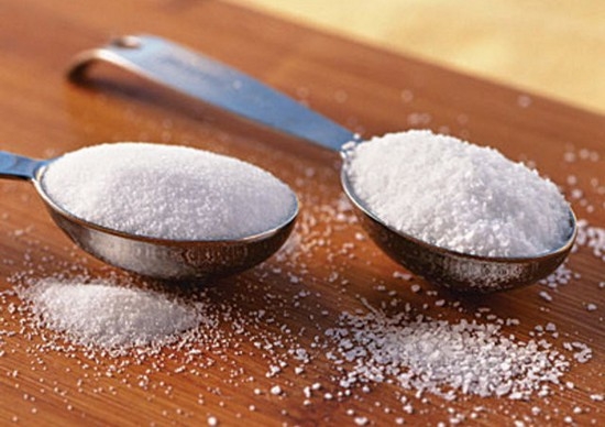 Смешиваем соль и сахар