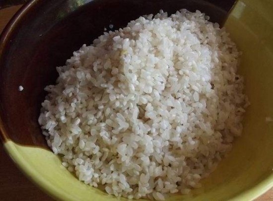 Шлифованный рис промываем