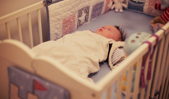 В первый год жизни в постели младенца не должно быть никаких подушек