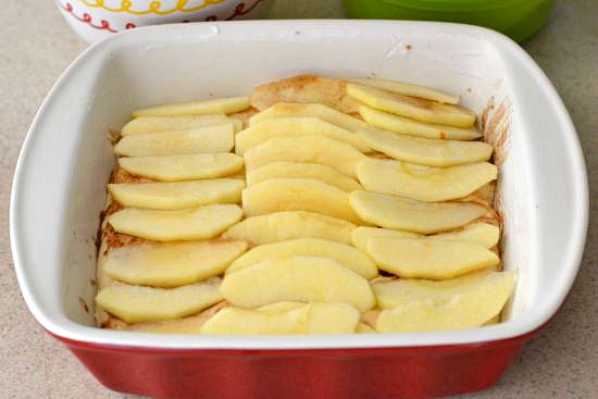 Открытый пирог с яблочками из дрожжевого теста