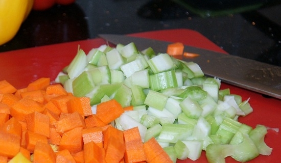 Нарезаем крупными кубиками сельдерей, перец, морковь, помидоры