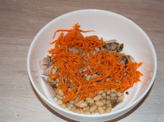 Добавляем в салат корейскую морковь