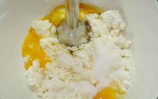 Яйцо с сахаром вбить в творог