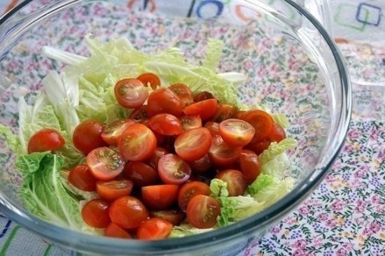 Добавляем измельченные томаты в салатницу