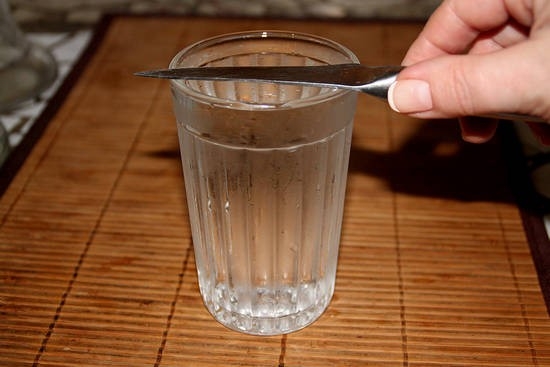 250 воды это сколько стаканов. 200 Мл воды в граненом стакане. 100 Граммовый стакан. Стакан граненый 200 мл. 200 Граммовый стакан.