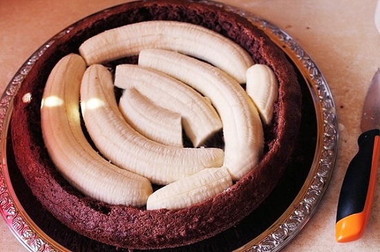 бананы внутрь коржа