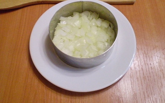 Салат из консервированной горбуши. Приготовление