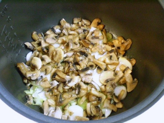 Пассеруем лук с грибами в режиме «Жарка» на протяжении 10 минут