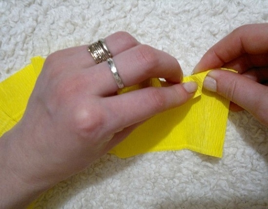 Пальцем придерживаем согнутый уголок бумаги
