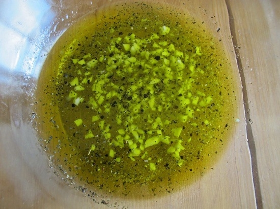 Смешиваем оливковое рафинированное масло, измельченный чеснок, рубленую зелень и лимонный сок