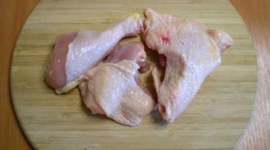 Мясо курицы разделываем на порционные куски