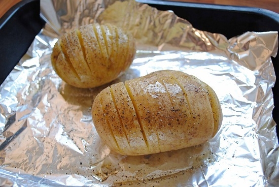 Картофель, запеченный в фольге в духовке