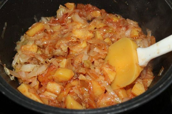Приготовить рагу картошка капуста мясо. Овощное рагу с капустой и картошкой. Овощное рагу на сковороде с картошкой. Овощное рагу с кабачками и картошкой и капустой на сковороде. Рагу с картошкой и мясом в кастрюле.