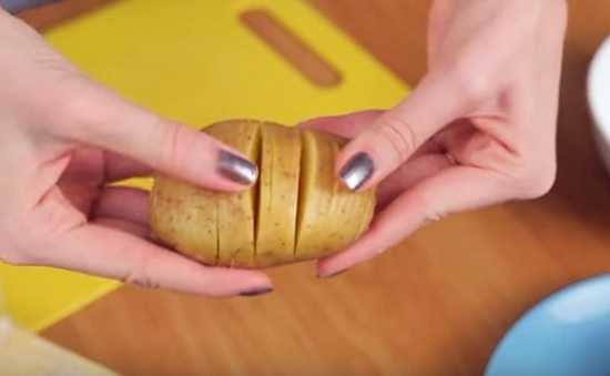 Запечённый картофель в духовке в фольге.Приготовление