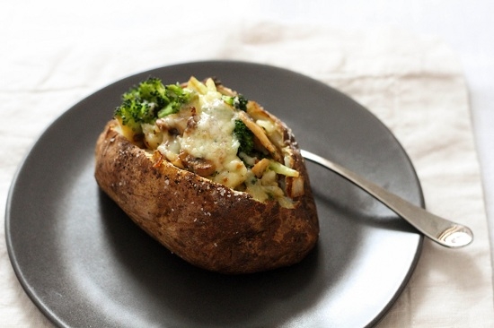 Запечённый в духовке в фольге картофель с грибами