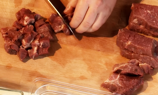 Мясо нарежьте брусками примерно по 2 см