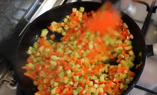 Добавьте остальные овощи: морковь, цуккини, петрушку и специи