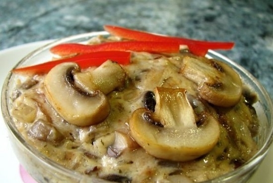 Мясо с грибами в сметанном соусе: рецепты приготовления свинины, говядины и курицы