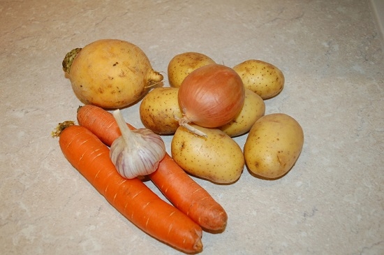 мелко шинкуем луковицу, очищенную морковь и репу