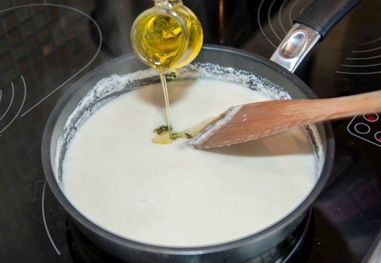 Приготовим соус: сливки доведем до кипения, а затем растопим в них сыр и масло сливочное