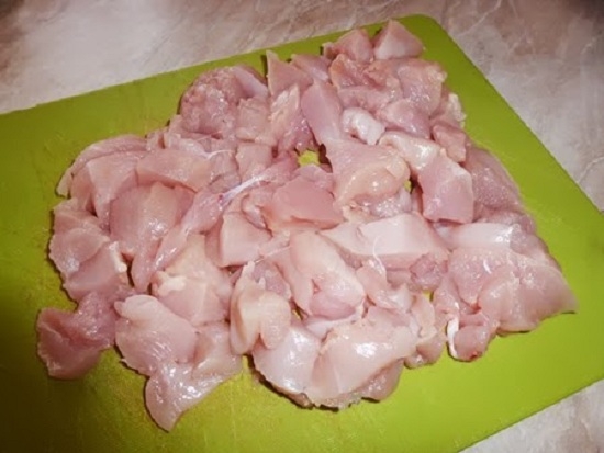  Филе курицы промываем и нарезаем равноценными порционными кусочками
