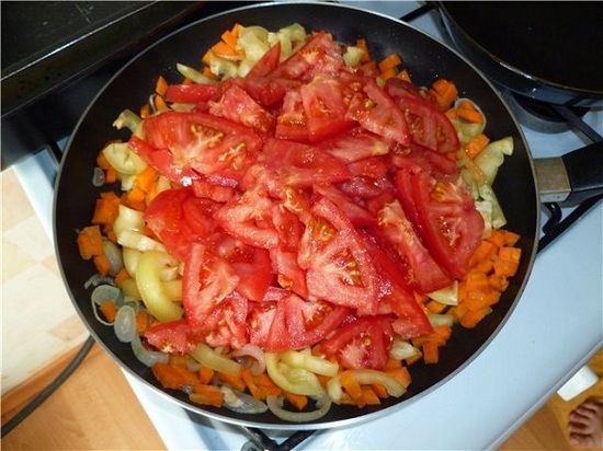 выкладываем в сковороду свежие томаты