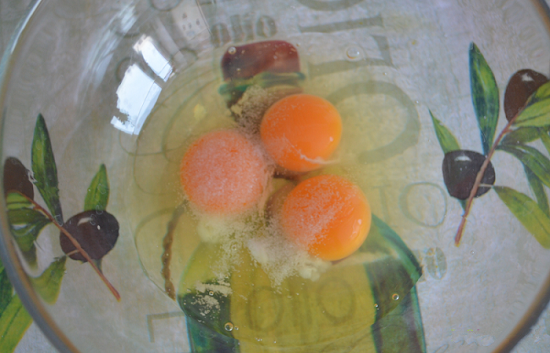 выкладываем три сырых яйца, добавляем щепотку соли