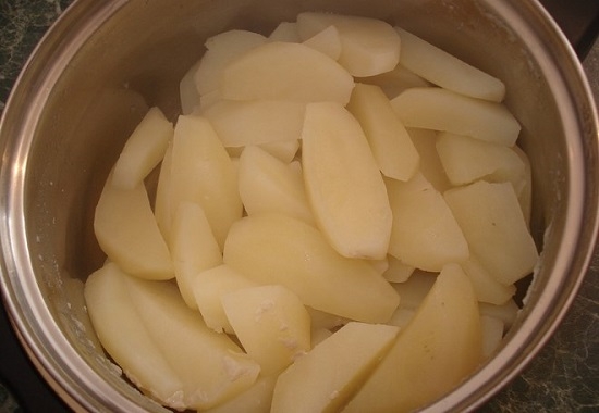 Картофель очищаем от кожуры